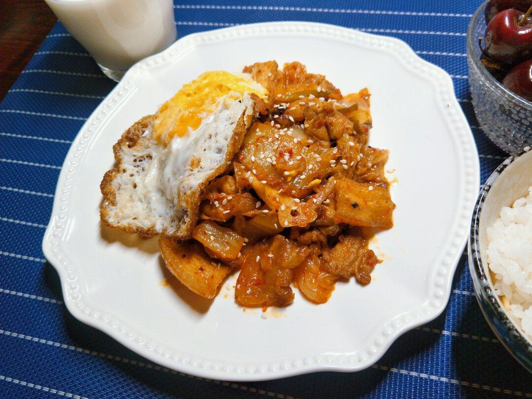 辣白菜炒五花肉