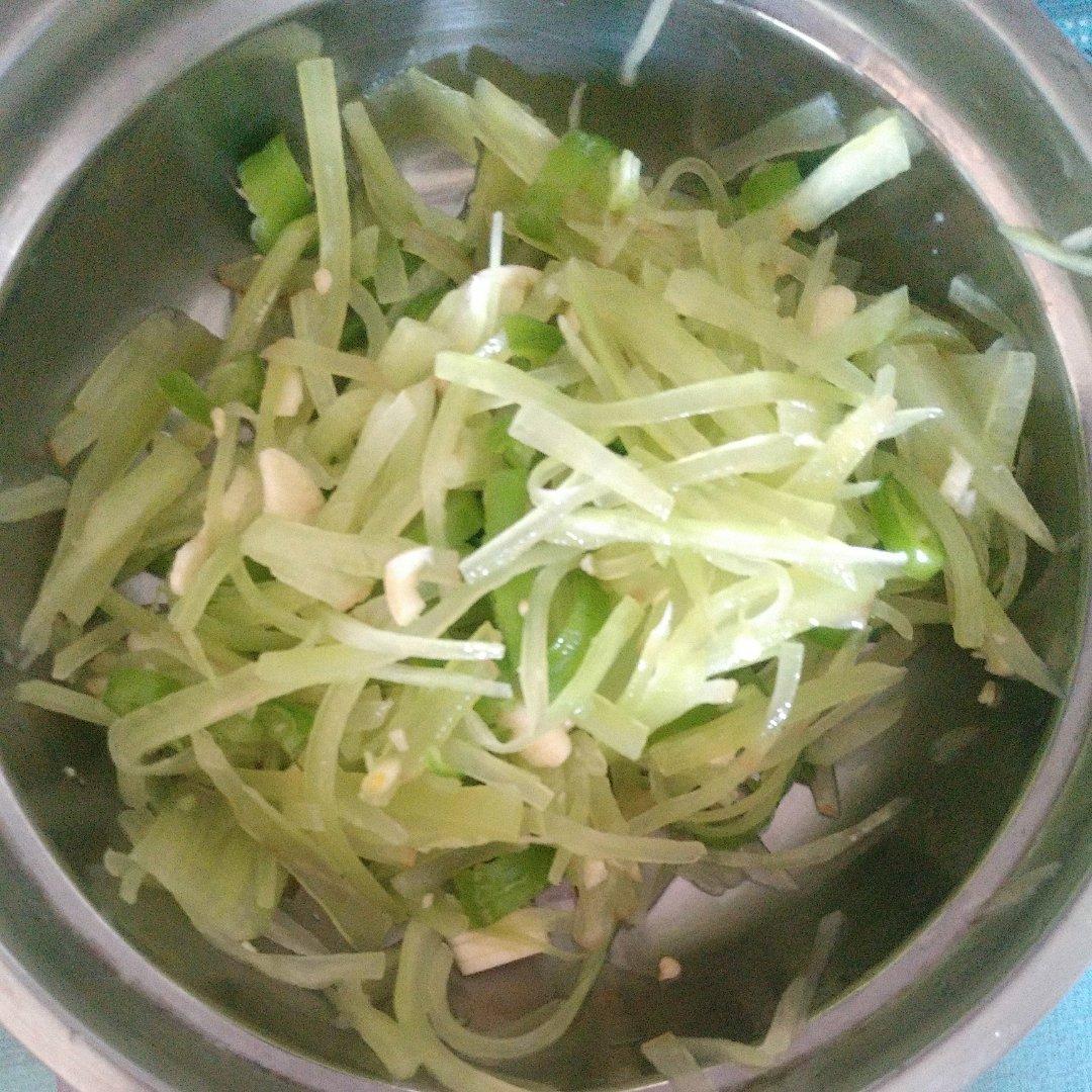 厨师长教你：夏日开胃小菜“凉拌莴笋丝”的家常做法，简单易学赶紧收藏吧