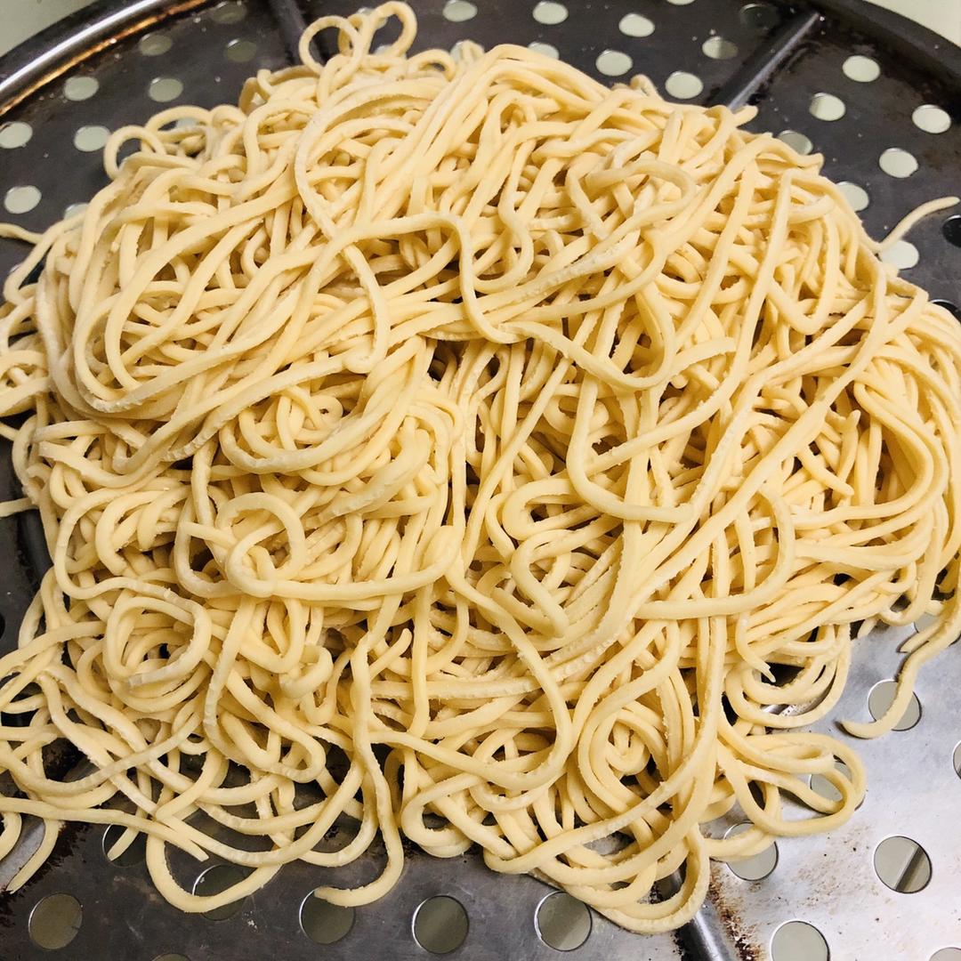 【爽滑筋道的自制面条】（鸡蛋面、菠菜面和胡萝卜面）-面面俱到，家的味道