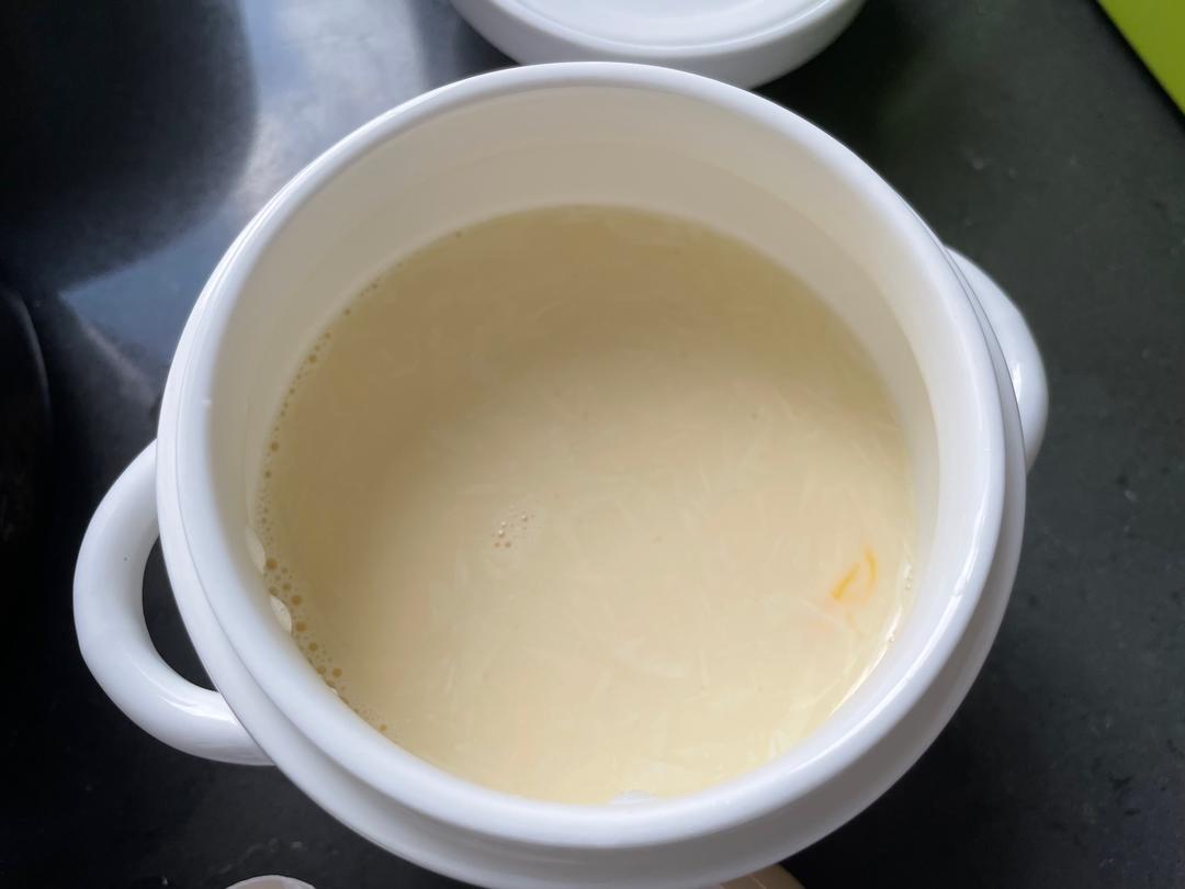 鲜牛奶炖蛋的做法 步骤3