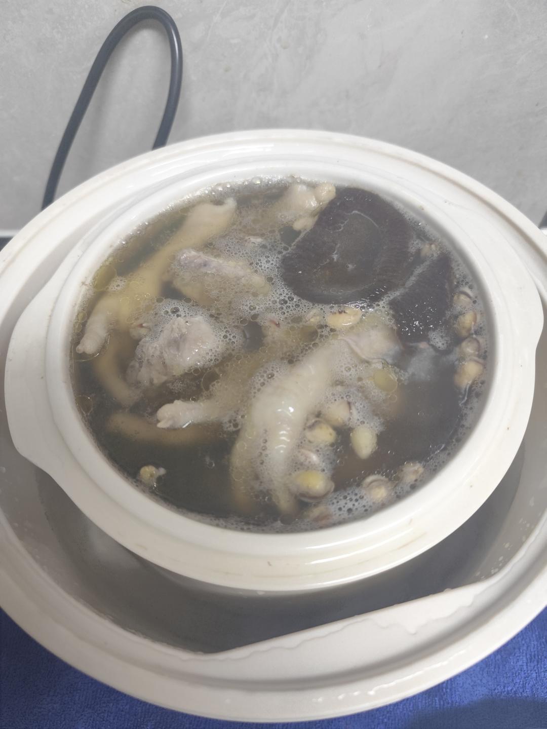 车前草薏米凤骨汤