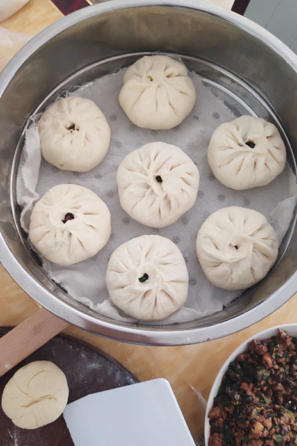 酱肉包升级版（加了点木耳和芹菜 好吃惨了）
