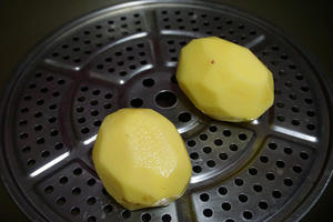 蛋包洋芋的做法 步骤2