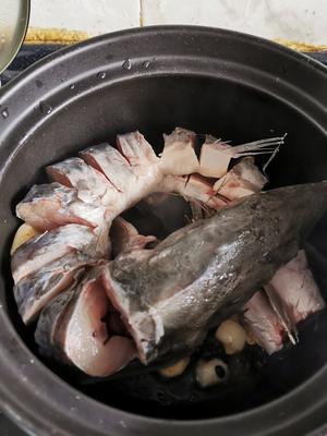 极简沙锅焗鲟龙鱼的做法 步骤3