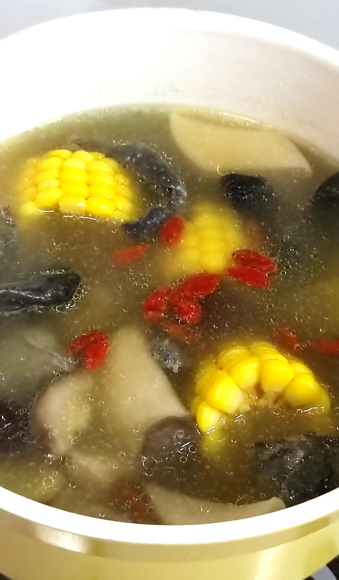 冬日滋补香菇山药乌鸡汤