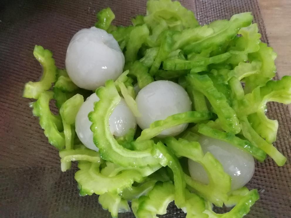 荔枝拌苦瓜的做法