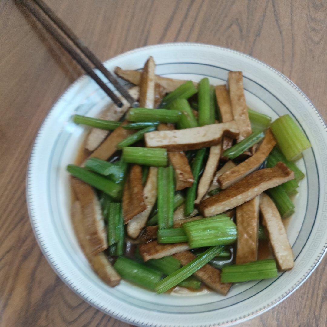 午餐晚餐简单快手下饭菜芹菜炒香干