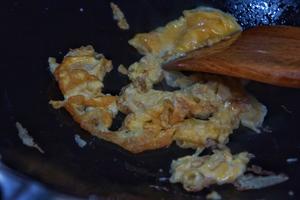 青菜鸡蛋炒粉干的做法 步骤2