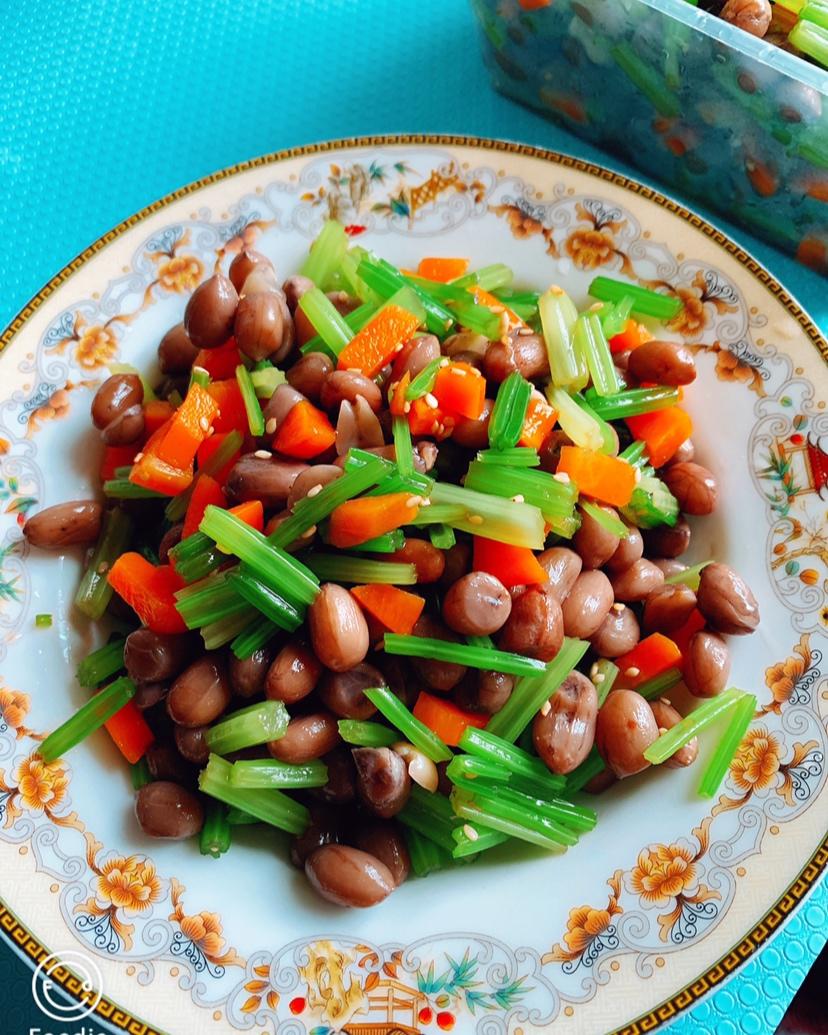 柠檬草-63做的凉拌芹菜花生米胡萝卜