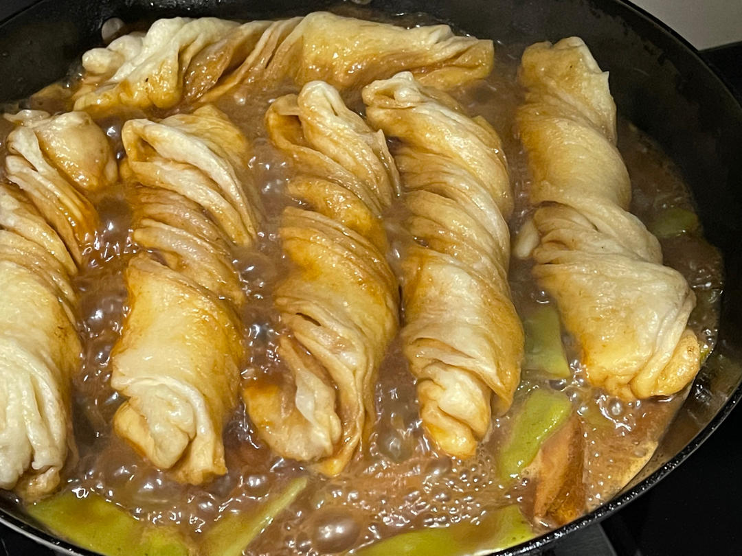 一锅出-豆角土豆玉米五花肉卷子