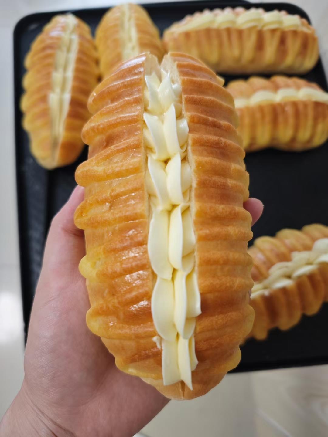 草莓🍓奶油毛毛虫面包/香甜柔软/童年味道