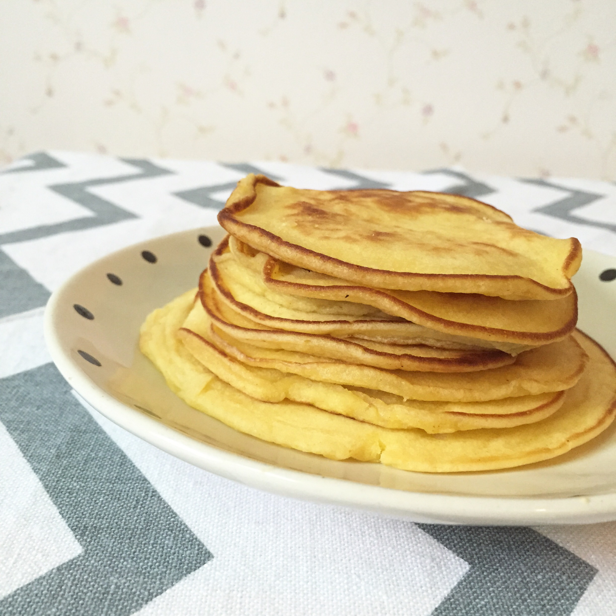 【酸奶松饼yogurt pancake】，搭上黑莓果酱和枫糖的美味。