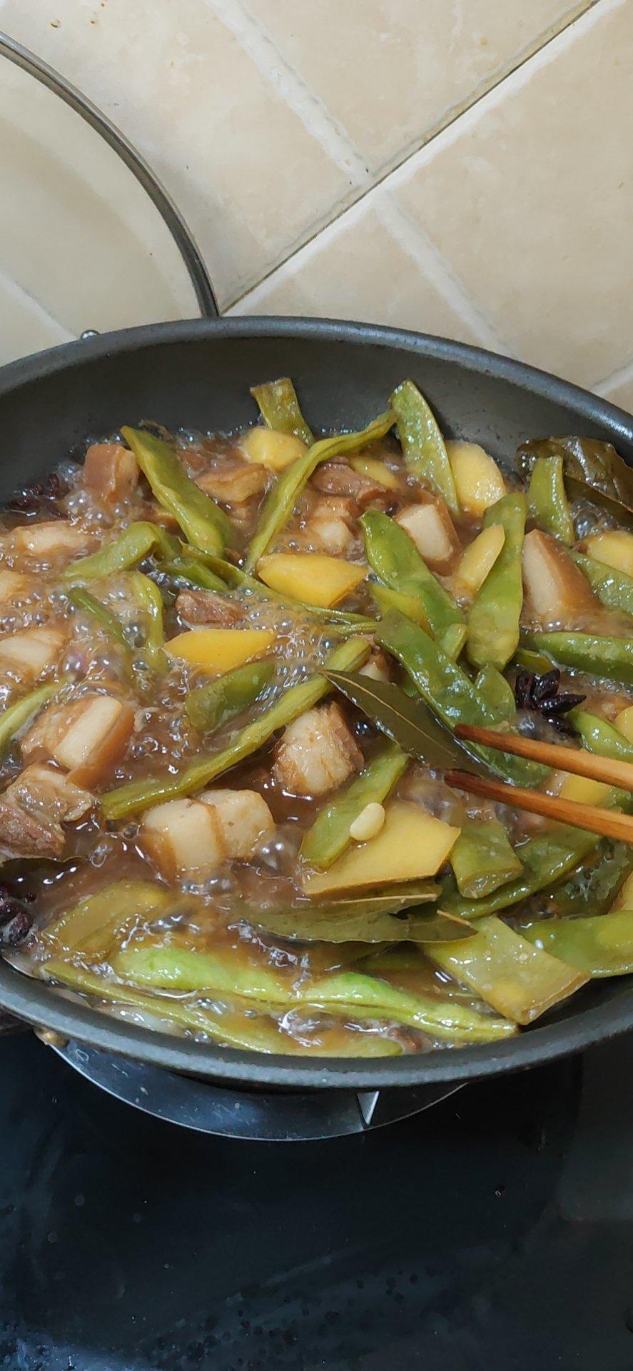 红烧肉炖土豆和豆角