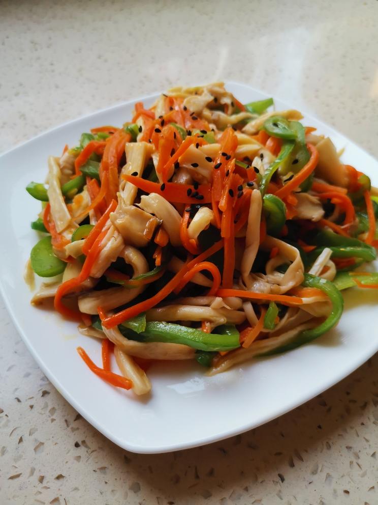 胡萝卜,青椒鸡腿菇手撕小细条,胡萝卜切丝,青椒切丝花生油适量,葱花爆