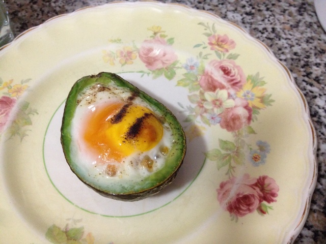 牛油果烤鸡蛋