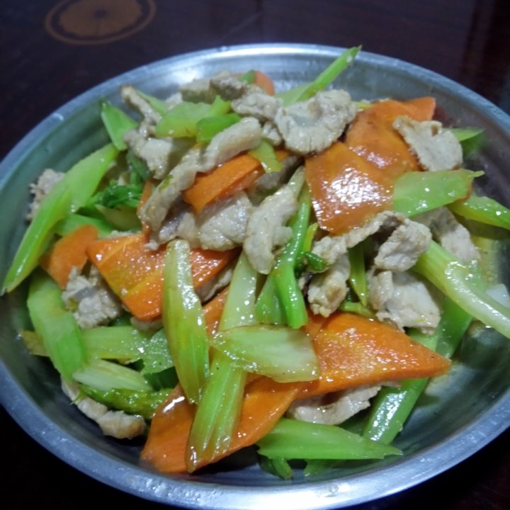 晴天19度做的西芹胡萝卜炒五花肉