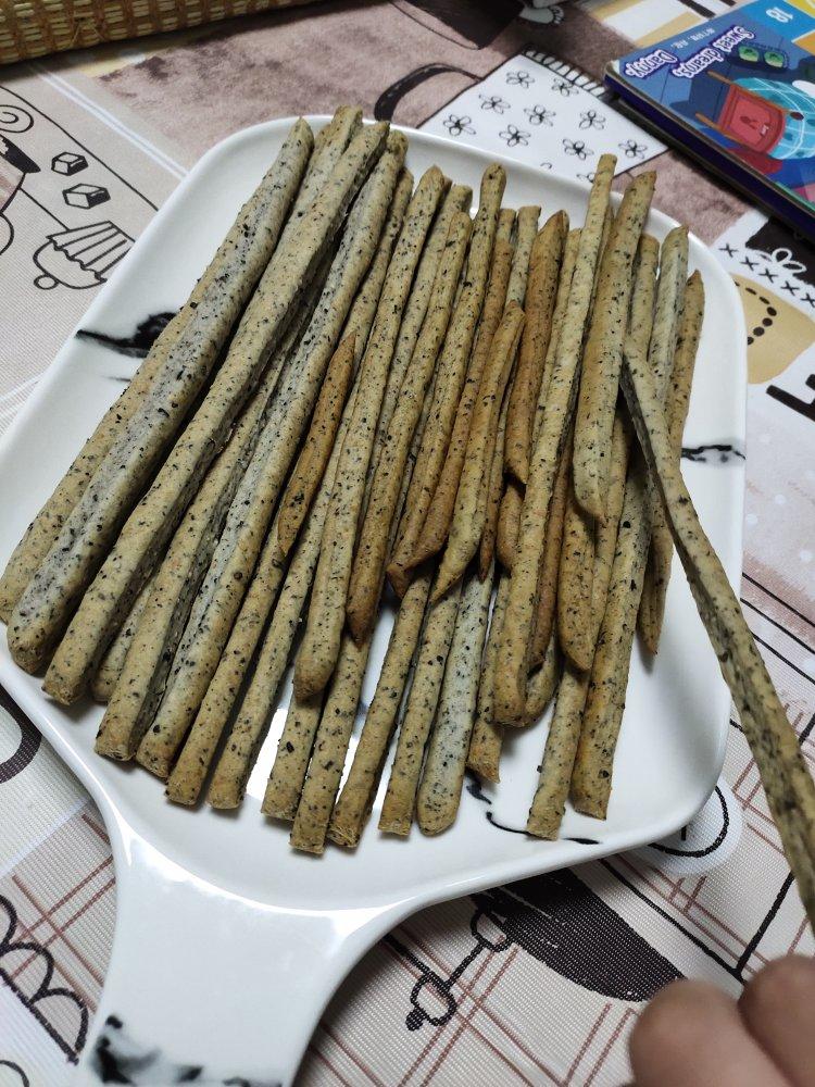 咸香的，酥酥的，吃起来停不了的黑芝麻饼干条