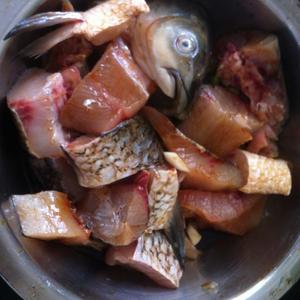 砂锅鲤鱼的做法 步骤1