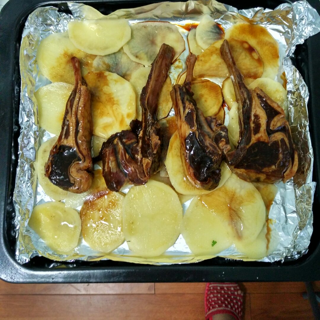 孜然羊排烤土豆