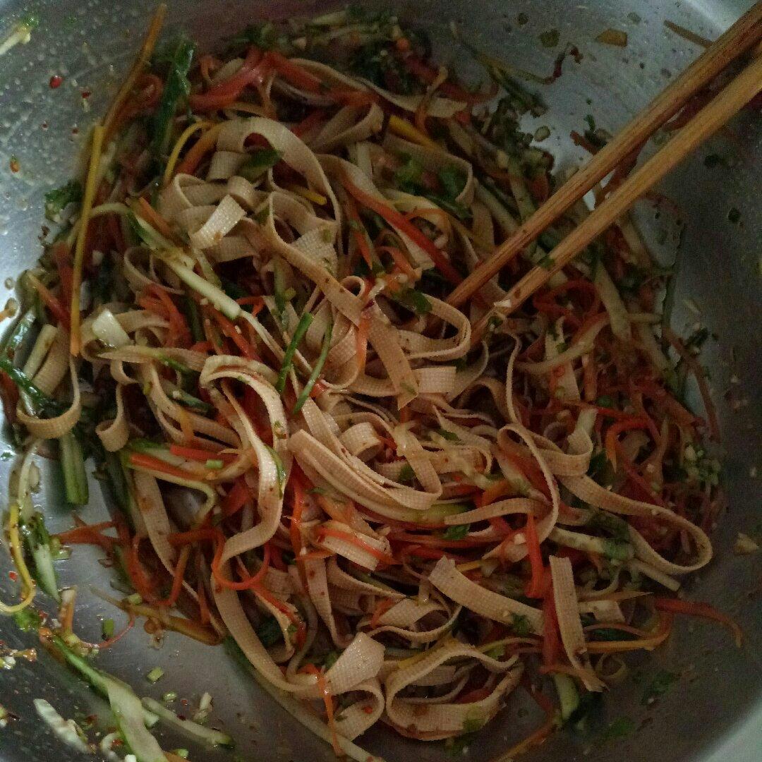 超快手的凉拌千张黄瓜胡萝卜丝