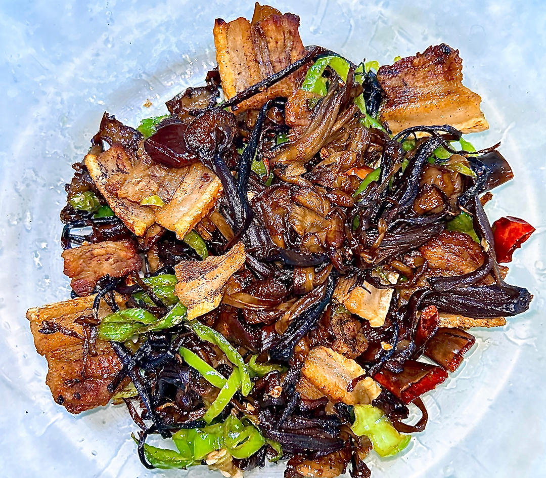 五花肉干锅茶树菇
