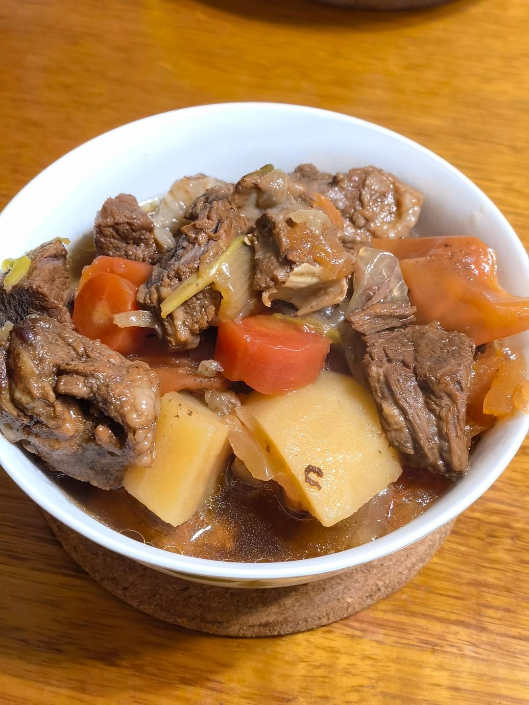 红烧牛肉炖土豆胡萝卜 秋季暖胃 鲜香美味