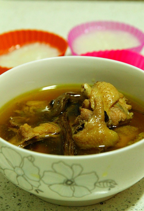 茶树菇土鸡汤