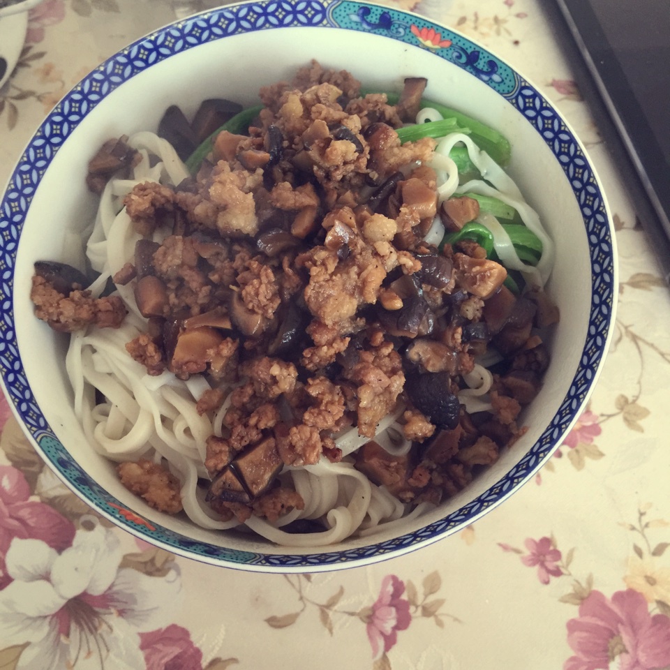 香菇肉酱面