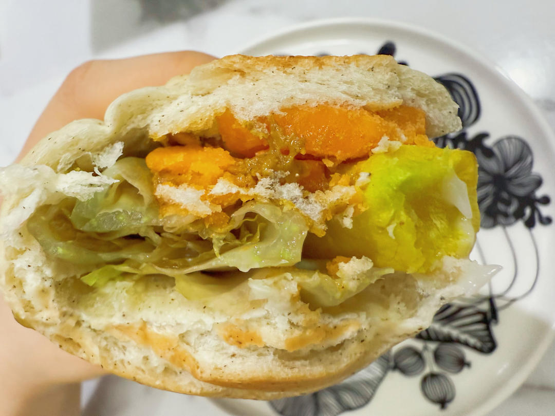 牛角包培根鸡蛋三明治