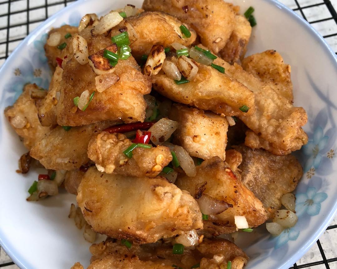 家一般不吃油炸的食物,唯独这道"椒盐鱼块"是老公非常喜爱的一道菜,会