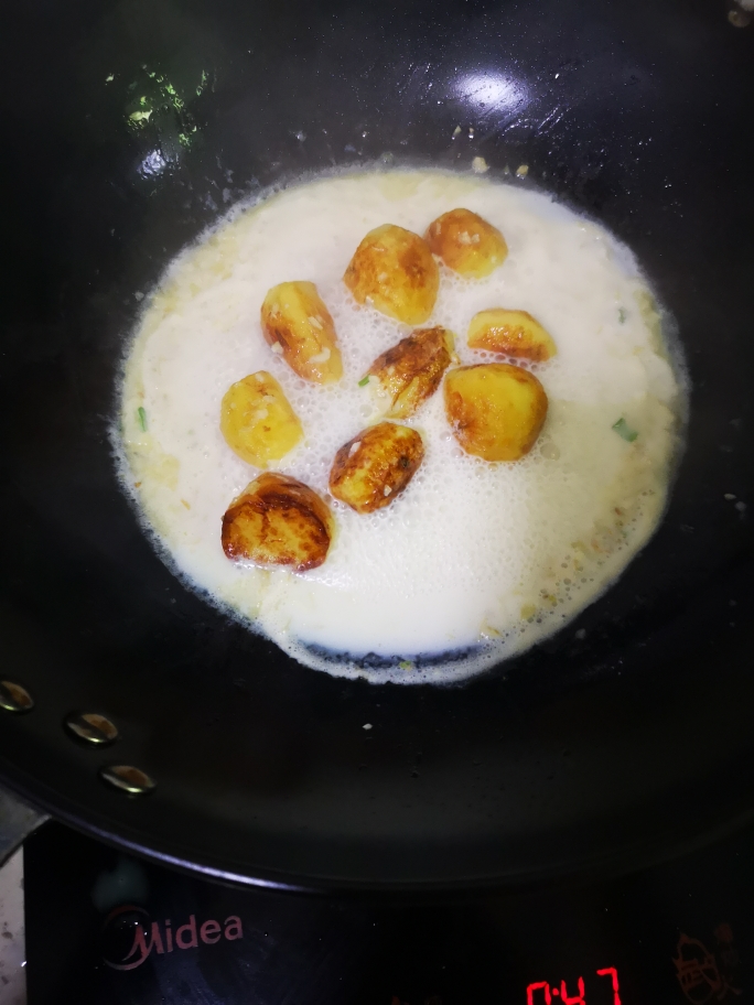 香煎奶香小土豆的做法 步骤5