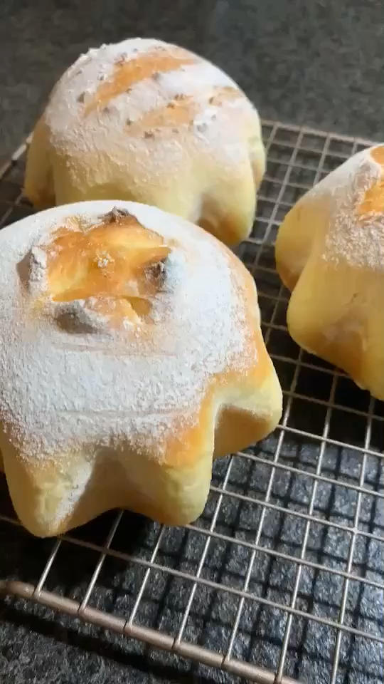 松软可口的红豆沙面包卷