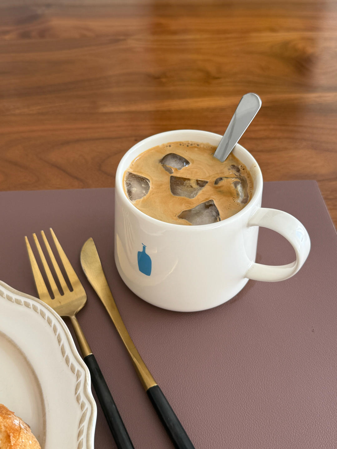 一杯提神冰拿铁