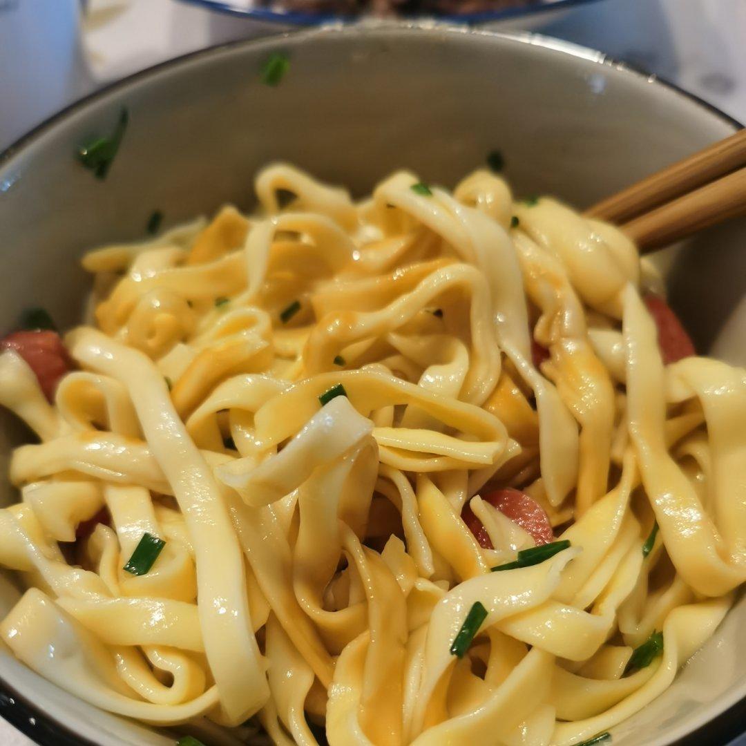 葱爆面—就是汪涵在天天向上里面做的那个啦