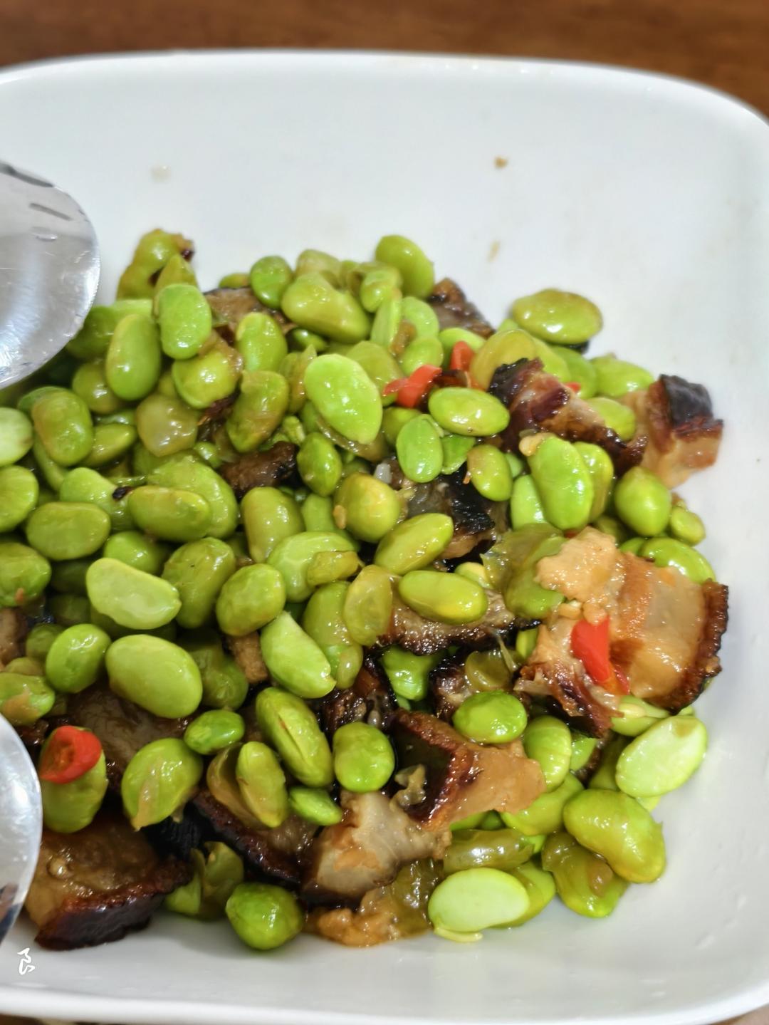 腊肉炒毛豆（消耗腊肉肥肉）