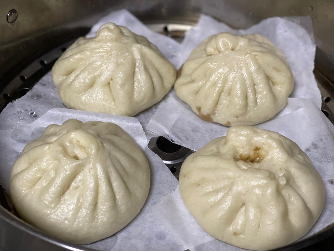 松软多汁的肉包子
