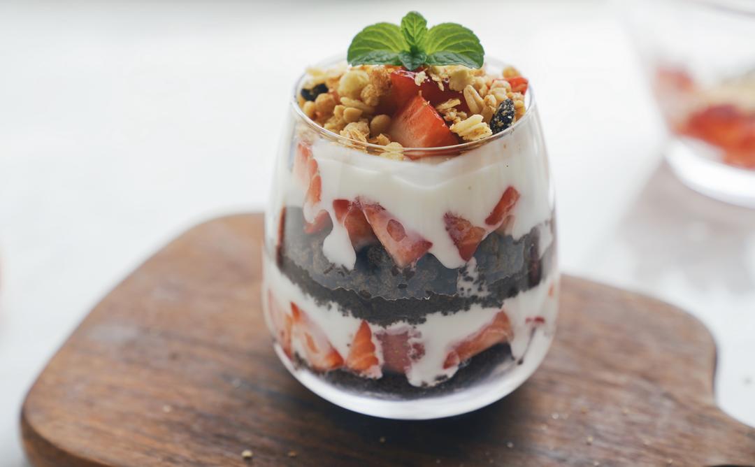 奥利奥草莓酸奶杯的做法