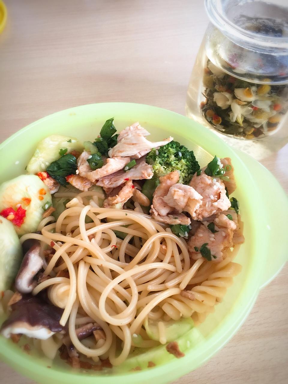黄瓜芝香凉拌面丨健康·三餐