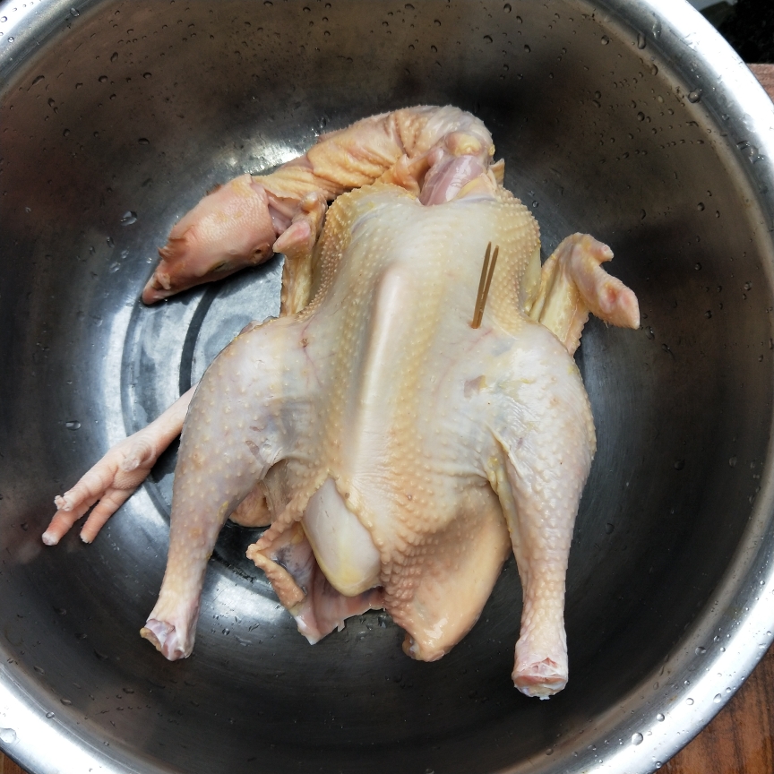 简单易学的电饭锅焖鸡的做法 步骤1