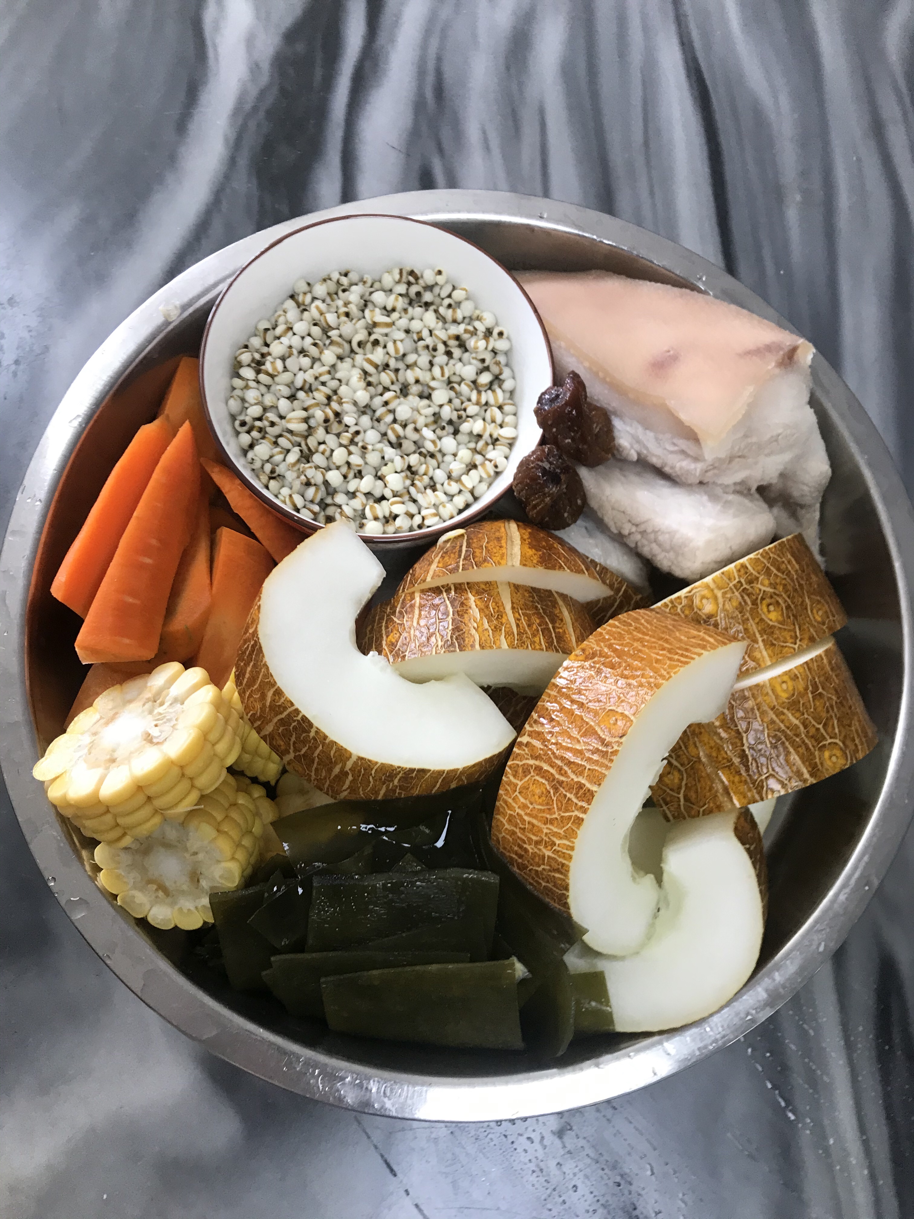 夏天消暑汤~老黄瓜海带薏米猪踭汤的做法