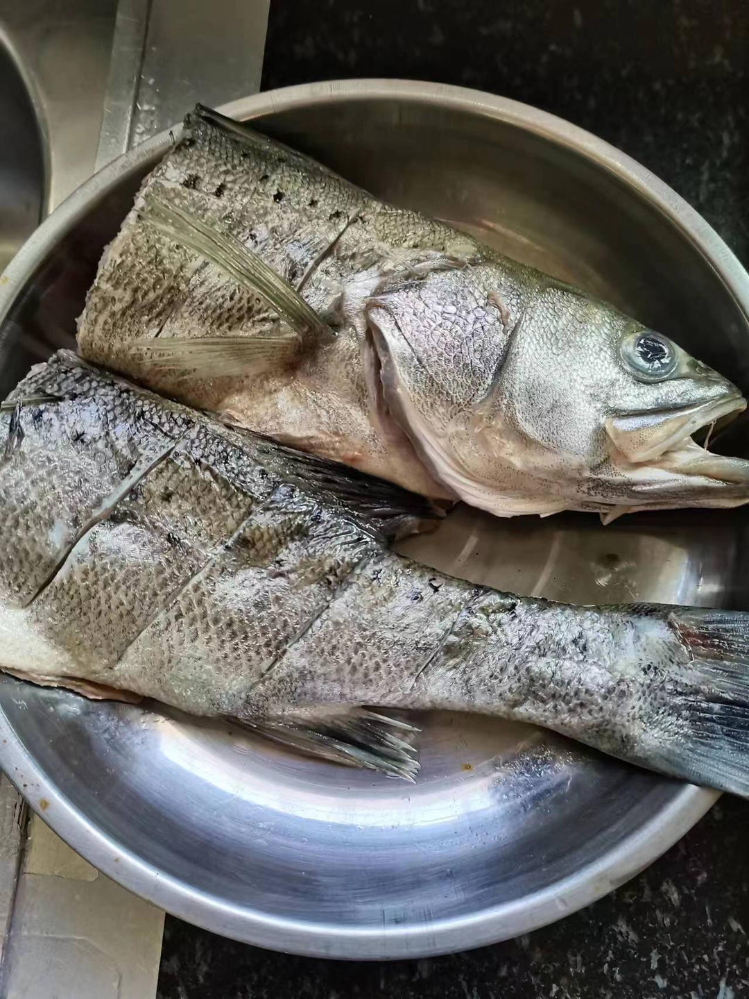 蒸出来的美味༄「剁椒海鲈鱼🐟🐟🐟」༄的做法 步骤1