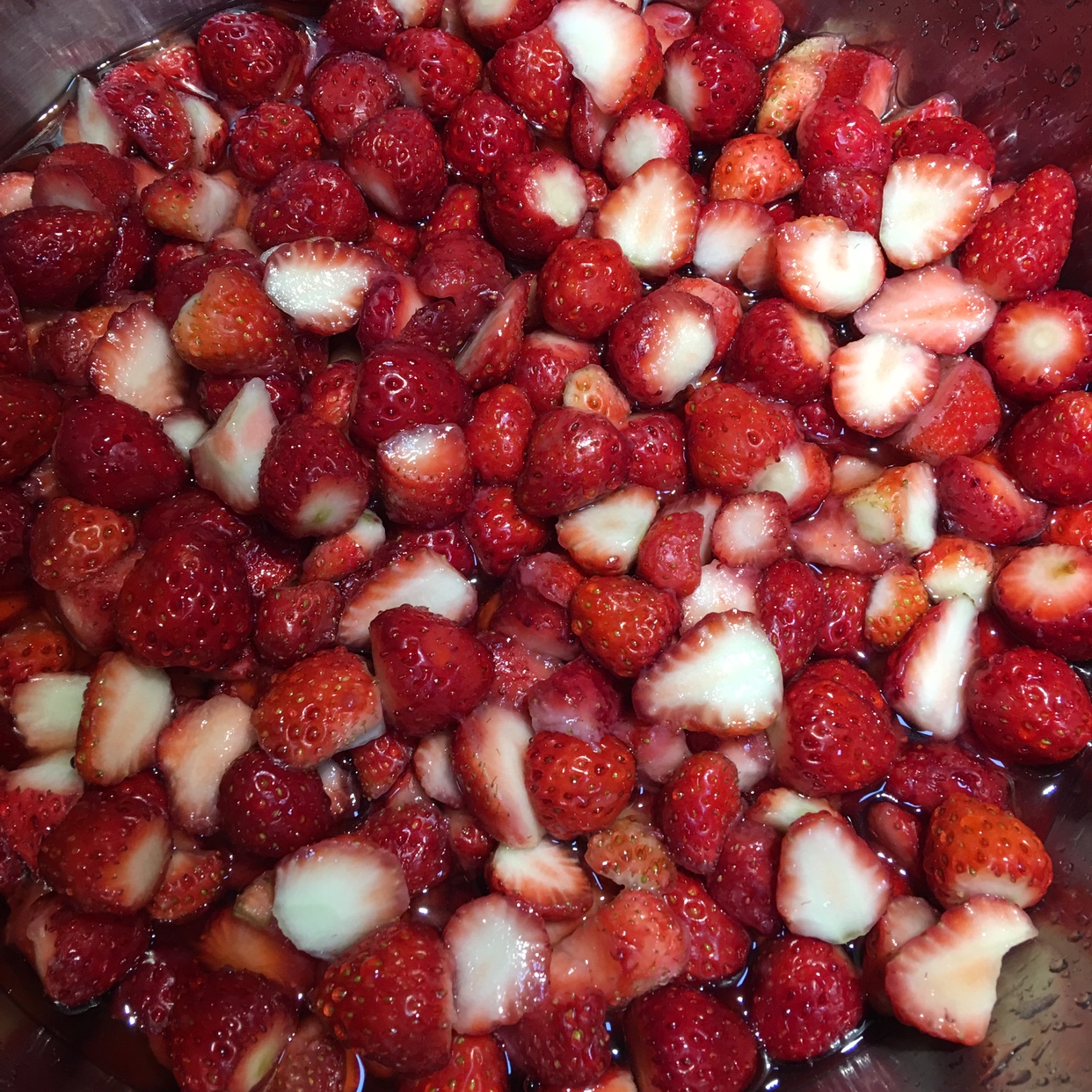 可常温保存一年的酸甜草莓酱的做法 步骤3