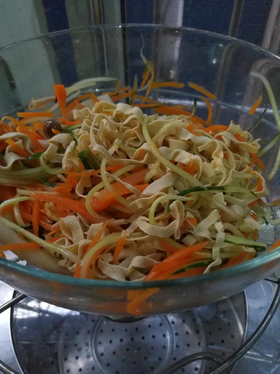 超快手的凉拌千张黄瓜胡萝卜丝