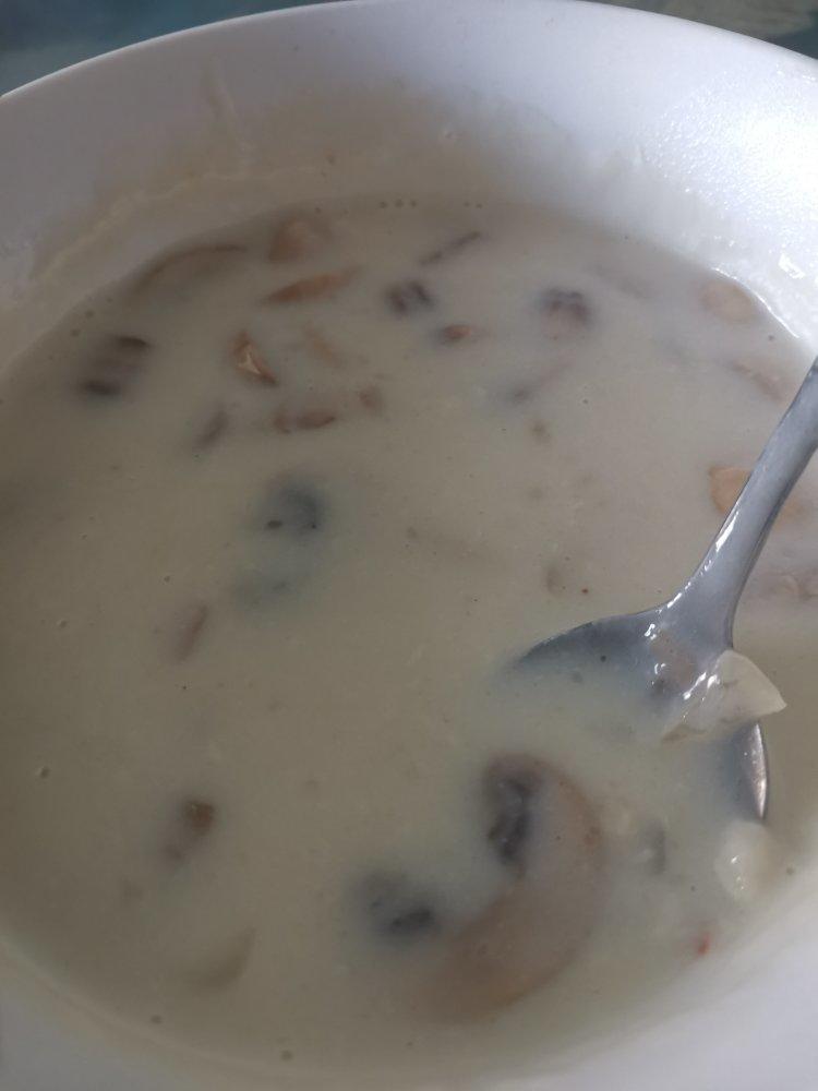 假装在西餐厅的奶油蘑菇汤