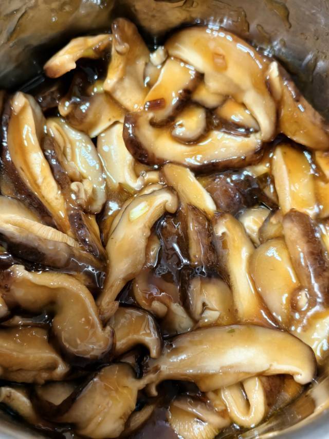 香菇这样炒比肉都好吃😋素炒香菇