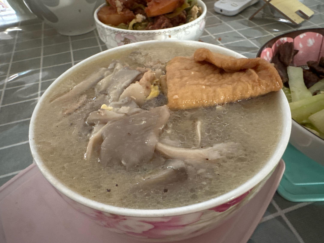 10分钟鲜掉眉毛的平菇肉片汤