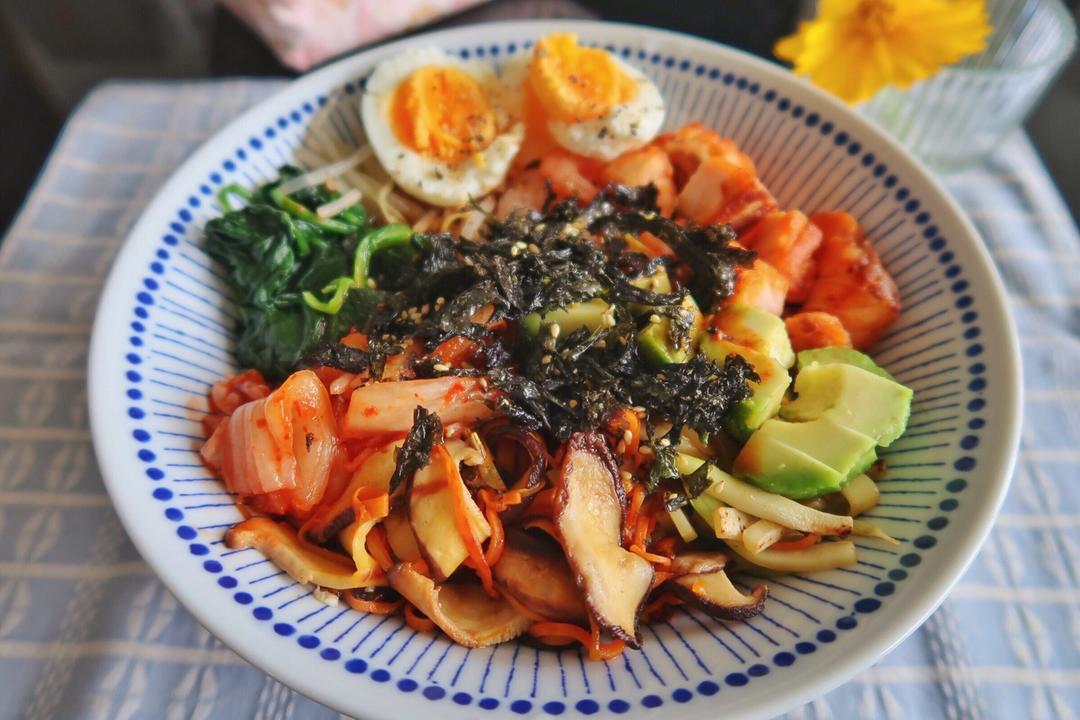 Poke bowl 和韩式拌饭的结合体  喜欢的全加进去  低脂低卡五彩拌饭