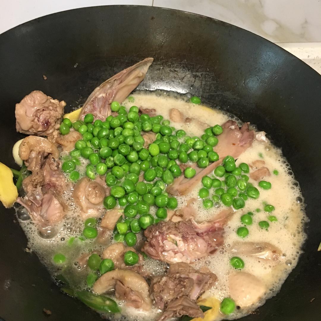 啤酒鸭炒豌豆的做法