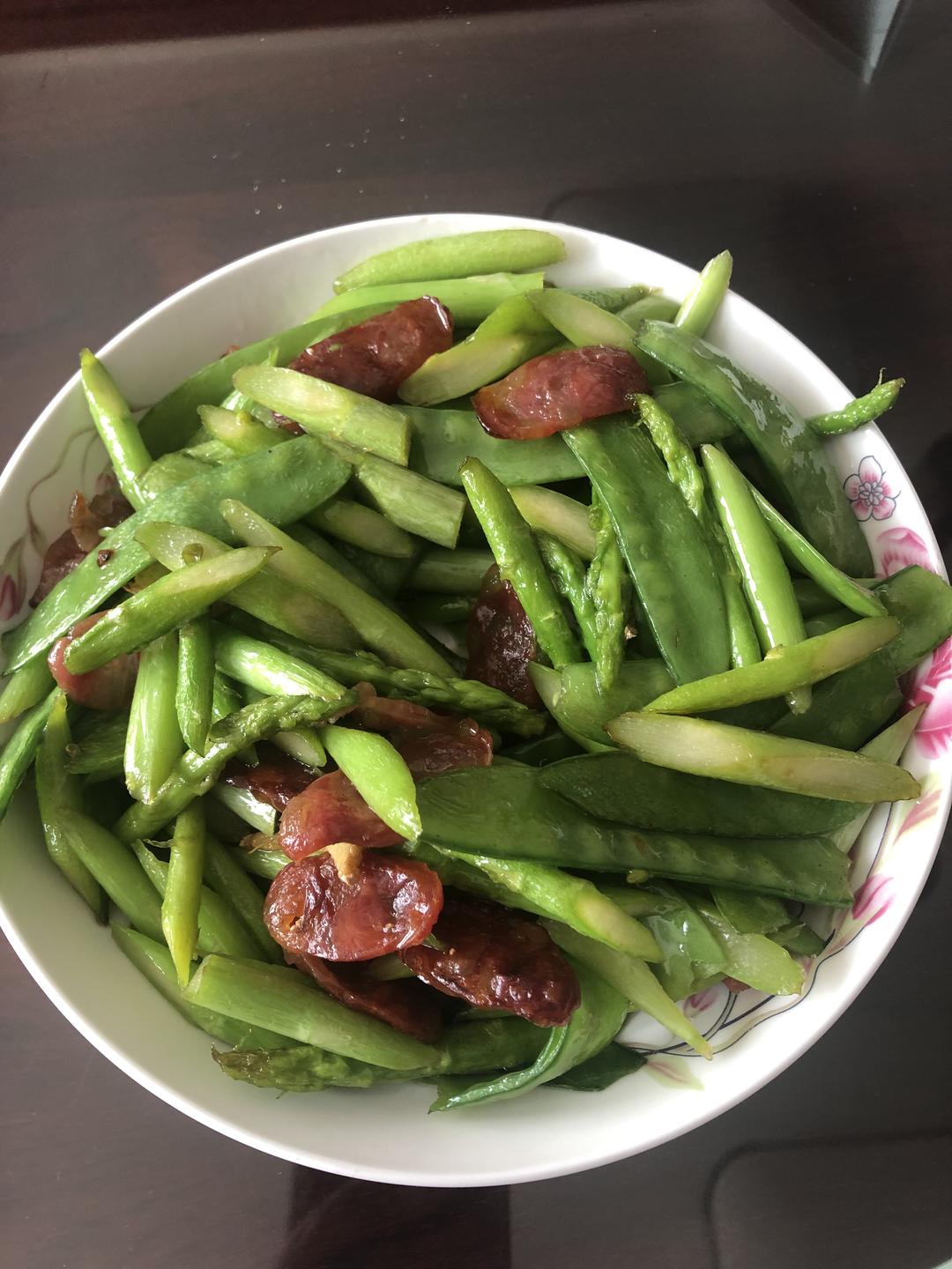 荷兰豆芦笋炒腊肠色彩鲜明快手家常菜