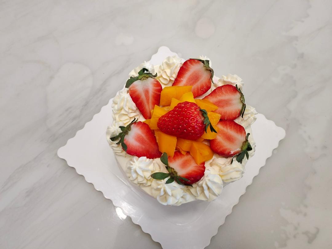 外表小清新，内心超浓郁的巧克力草莓蛋糕（不需要抹面）